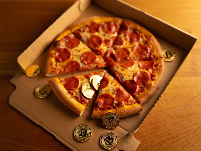 Певая покупка за Bitcoin - пицца. Концепт